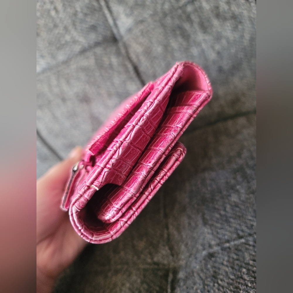 Kenneth Cole Reaction Hot Pink Croc Embossed Wallet - Picture 6 of 6
